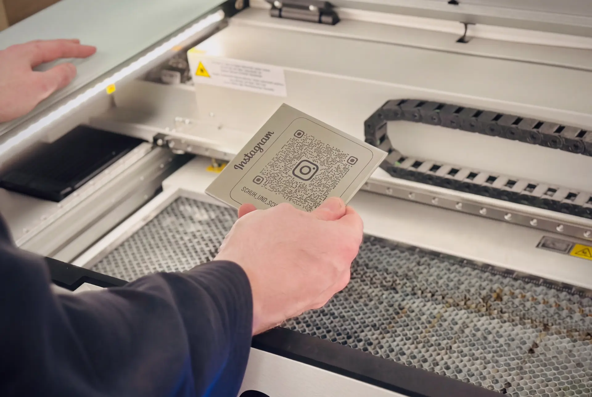 Gravierte Metallplatte mit QR-Code