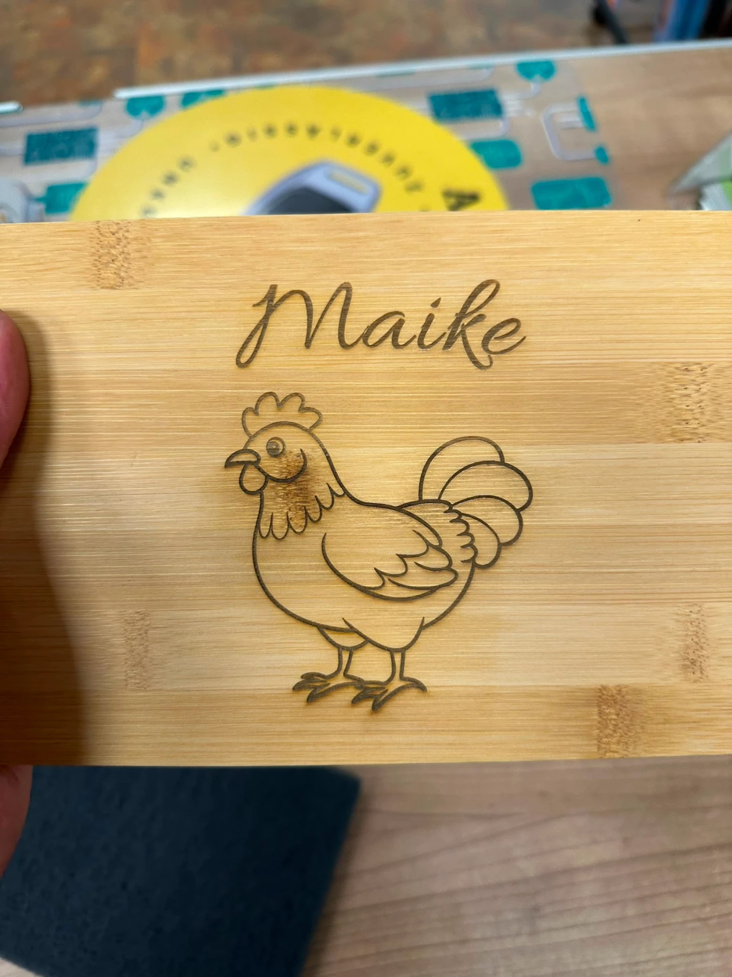 Lasergraviertes Holzbrett mit Namen und Motiv