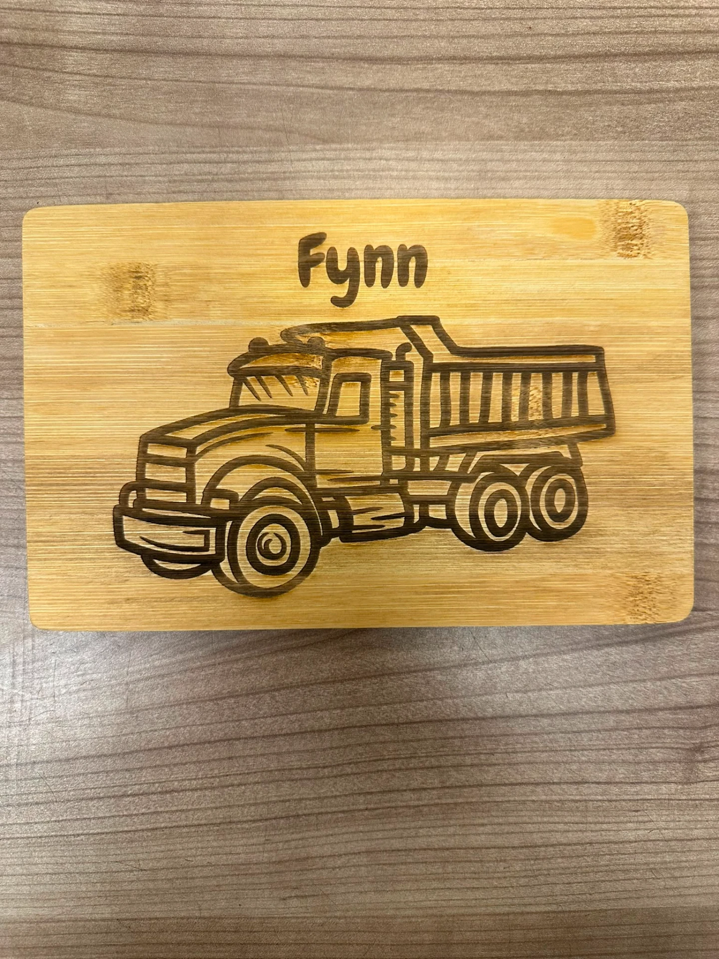 Holzbrett mit graviertem Namen und LKW-Motiv