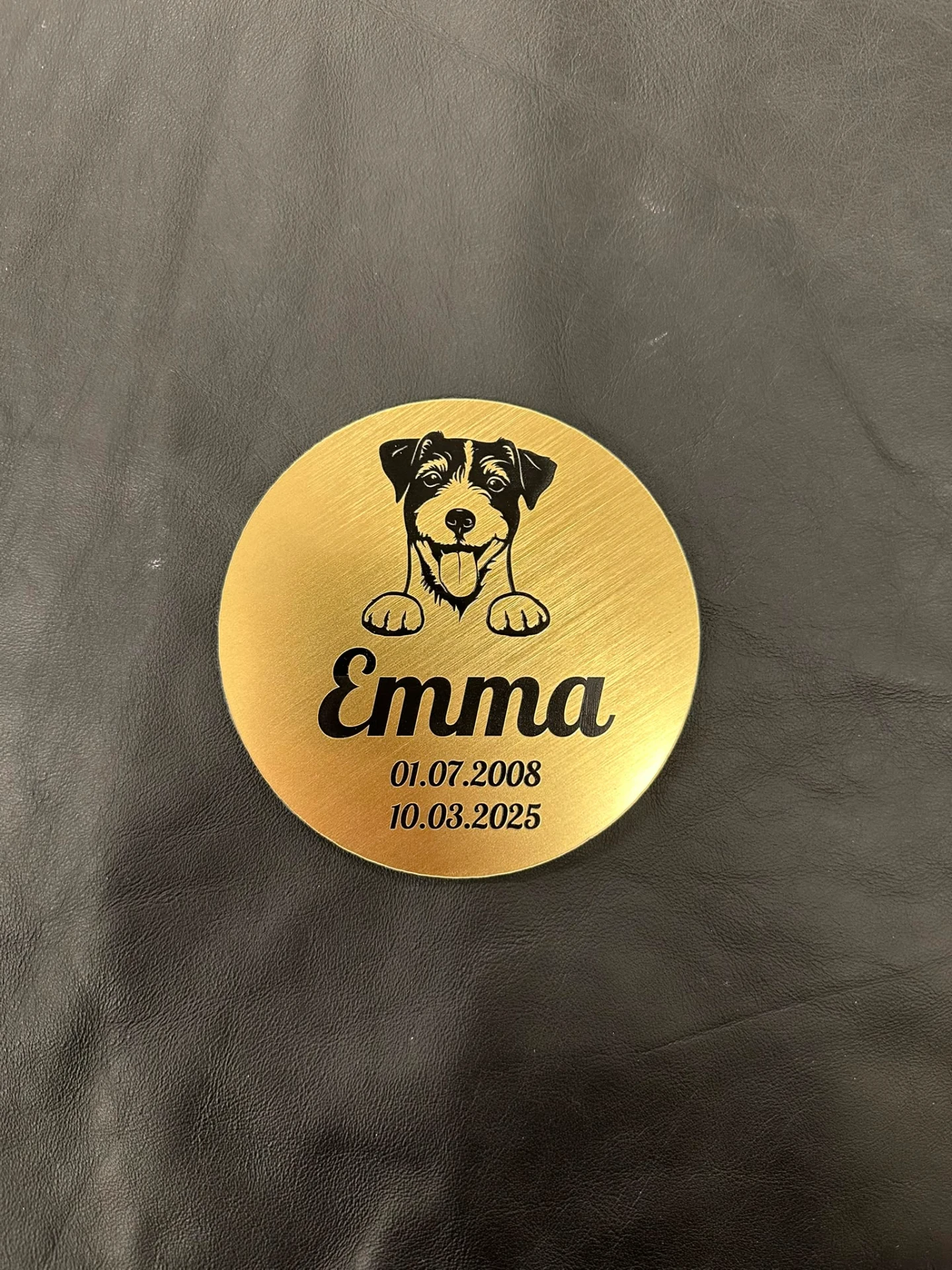 Runde Messingplakette mit graviertem Hundeportrait, Namen und Daten