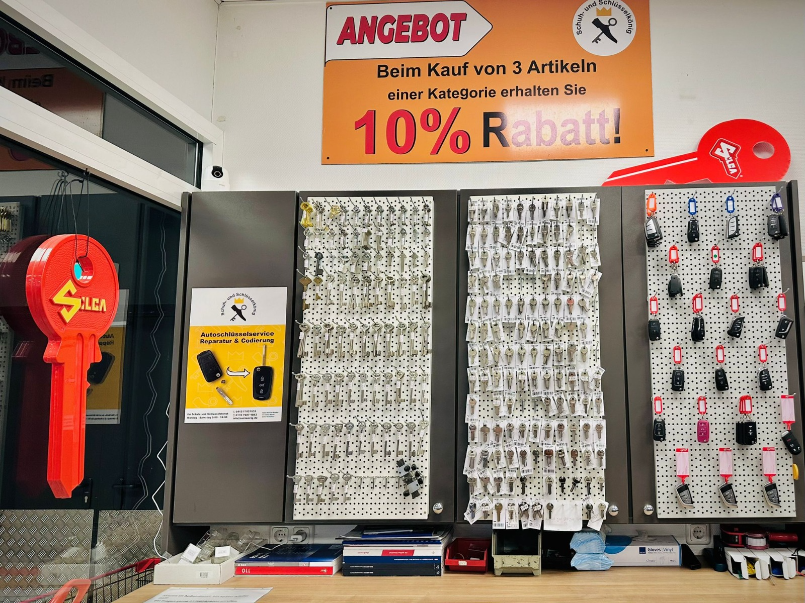 Schlüsselwand mit hunderten Schlüsselrohlingen im Ladengeschäft