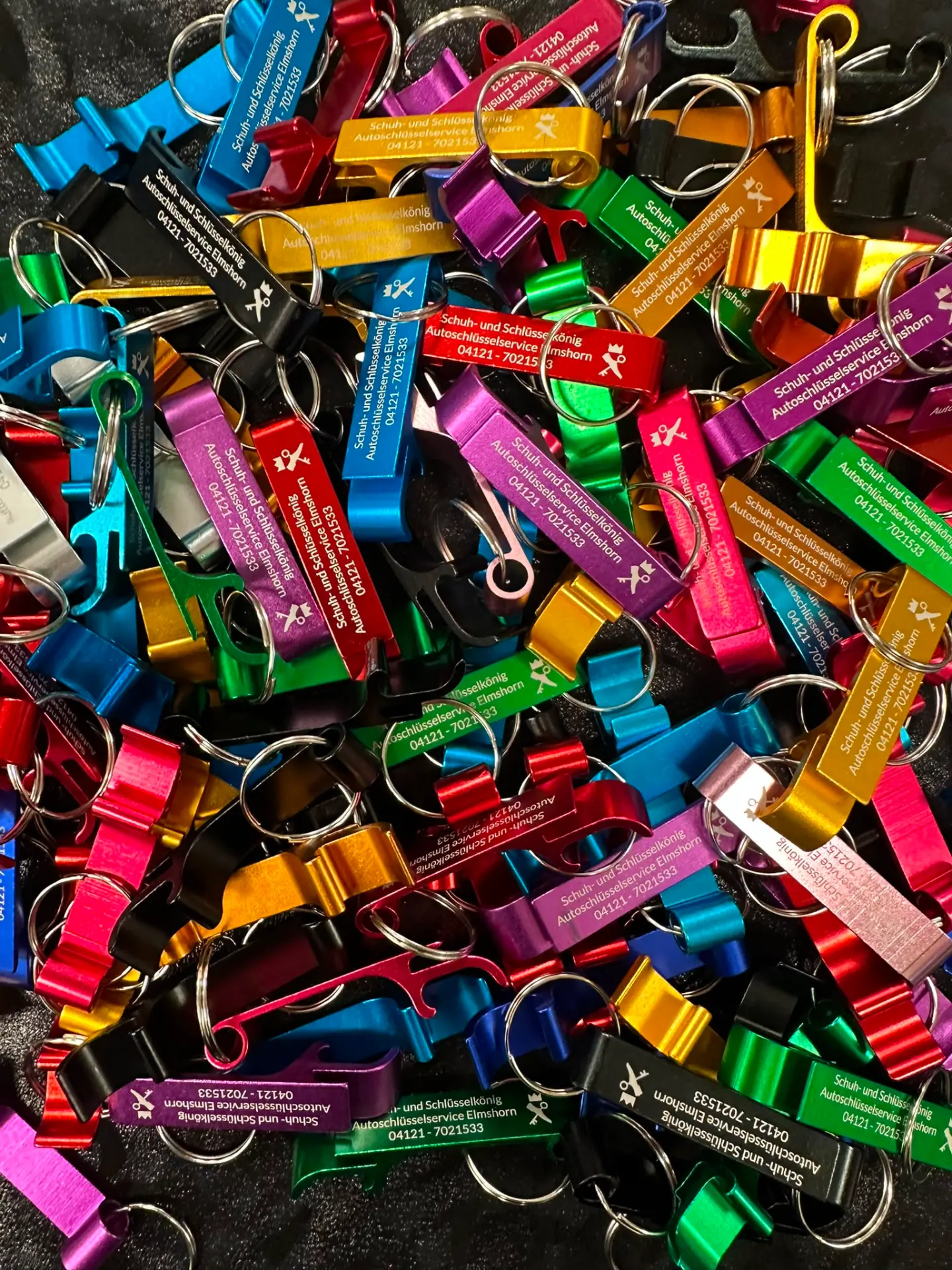 Viele bunte gravierte Schlüsselanhänger aus Aluminium